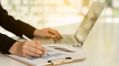 Yatırımcılar mali raporları ve temel performans göstergelerini analiz ederler. Ofisteki iş veri grafiklerini analiz ederek.