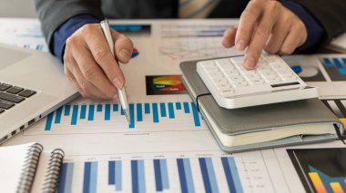 Yatırımcılar mali raporları ve temel performans göstergelerini analiz ederler. Ofisteki iş veri grafiklerini analiz ederek.