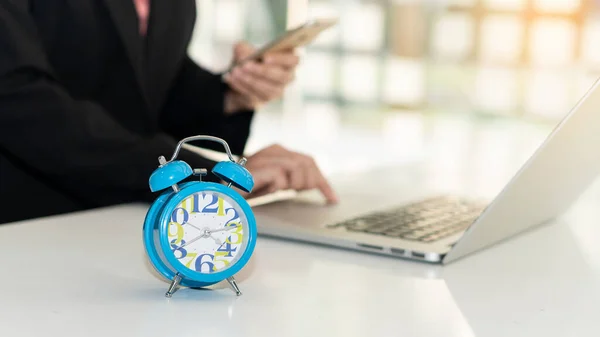 Sveglia Blu Sulla Scrivania Dell Uomo Affari Sta Lavorando — Foto Stock