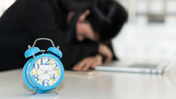 Blauwe Wekker Het Bureau Van Een Zakenman Slaapt — Stockfoto