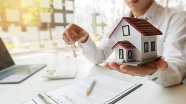 Emlakçılar ev tasarımlarını ofis içinde irtibata geçip kontrat yapan müşterilere anlatıyorlar..