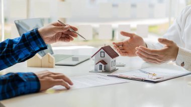 Emlak komisyoncuları konut müşterileri, evler ve kira ve satış kayıtları için sözleşmeler sunar.