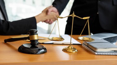 Adalet Bakanlığının amcasının çekici ve terazisi avukatın ücretsiz danışmadan sonra müşteriyle tokalaştığı masada..