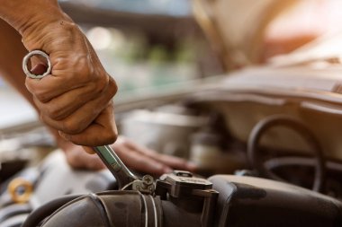 İş üniformalı tamirci, araba servisi yol kenarındaki bozuk arabaların onarımı ve bakımı.