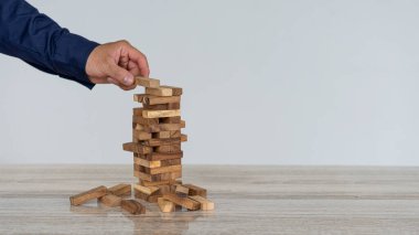 İş ve kumar mühendislerindeki proje yönetim stratejileri kulelere, iş fikirlerine ve riskli inşaatlara tahta bloklar yerleştirdi.