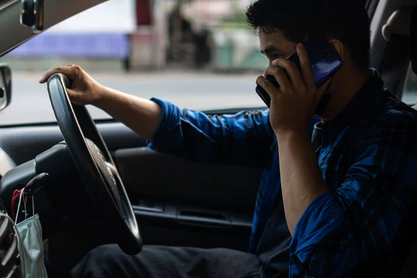 Young Man Talking Phone While Driving — Stock Photo, Image