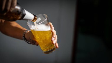 Biberonu yakın plan çek ve bira bardağını bardağa dök..