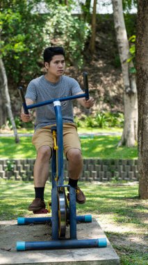 Parkta egzersiz yapan Asyalı gençler.