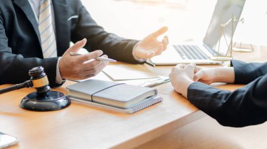 İş adamları ve erkek avukatlara danışmanlık ya da hukuk konsepti ofisindeki müvekkillerle takım toplantıları yapan yargıç danışmanlığı.