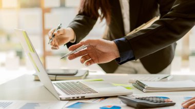 İş adamı grafikleri, stratejik planlamaları ve meslektaşlarının düşünce fikirlerini analiz eder..