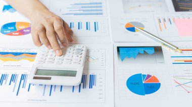 İş adamı grafikleri, stratejik planlamaları ve meslektaşlarının düşünce fikirlerini analiz eder..