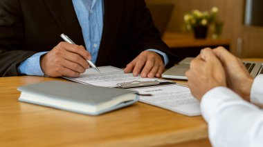 İş görüşmelerini kapat. İşverenin özgeçmişine, başvuranların özgeçmişine ve işe alım kararlarına odaklan..