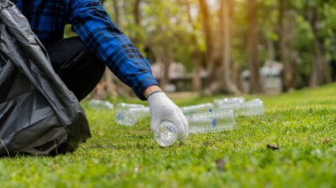 Parktaki çimlerde plastik şişeler toplayın. Ormanı temizleyin. Çevreye yardım edin.