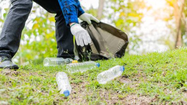 Parktaki çimlerde plastik şişeler toplayın. Ormanı temizleyin. Çevreye yardım edin.