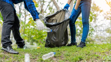Parktaki çimlerde plastik şişeler toplayın. Ormanı temizleyin. Çevreye yardım edin.