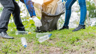 Parktaki çimlerde plastik şişeler toplayın. Ormanı temizleyin. Çevreye yardım edin.