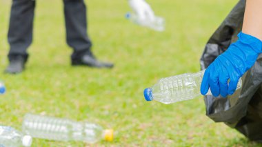 Parktaki çimlerde plastik şişeler toplayın. Ormanı temizleyin. Çevreye yardım edin.