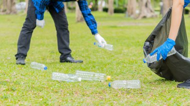 Parktaki çimlerde plastik şişeler toplayın. Ormanı temizleyin. Çevreye yardım edin.