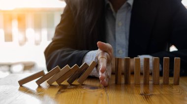 Modern ofis inşaat fikirlerinde iş adamının eli masaya tahta parçası koyar ya da çeker..