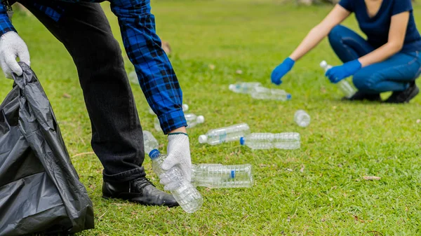 Parktaki çimlerde plastik şişeler toplayın. Ormanı temizleyin. Çevreye yardım edin.