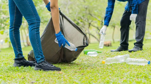 Parktaki çimlerde plastik şişeler toplayın. Ormanı temizleyin. Çevreye yardım edin.