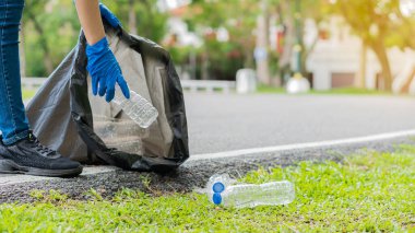 Ekolojik grup parkındaki çöpleri toplayın. Çevre koruma kavramı. Harici geri dönüşüm projeleriyle takım olun