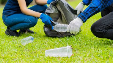 Ekolojik grup parkındaki çöpleri toplayın. Çevre koruma kavramı. Harici geri dönüşüm projeleriyle takım olun