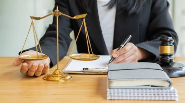 Yüksek rütbeli bir avukat büronun bir masasında hukuk hizmetleri, adalet tavsiyeleri ve hukuki konsept resimleri.