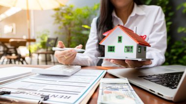 Ev komisyonculuğu müşterilere emlak kavramları için mimari ev tasarımları sunar