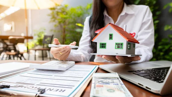 Ev komisyonculuğu müşterilere emlak kavramları için mimari ev tasarımları sunar