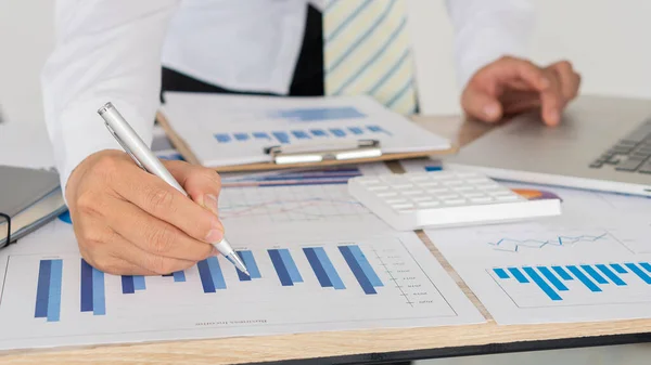 Biznesmeni Trzymają Długopis Który Wskazuje Wykresy Wykresy Finanse Analizują Obliczają — Zdjęcie stockowe