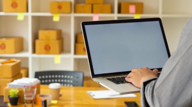 Dizüstü bilgisayarlar ve telefonlar ile çalışan küçük işletme sahipleri, iş yerinde cep telefonu ve karton kutular, küçük işletme girişimcileri, evdeki kutularla çalışan KOBİ, çevrimiçi satış, e-ticaret.