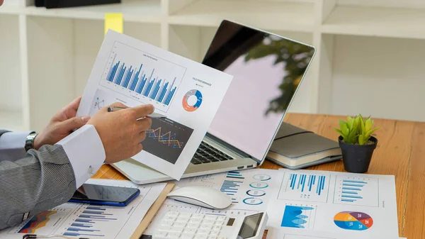 Empresários Fazendo Negócios Finanças Calculadoras Analisando Gráficos Sobre Custo Investimento — Fotografia de Stock