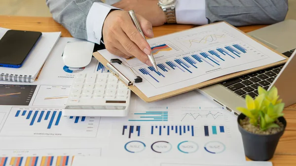 Przedsiębiorcy Prowadzący Działalność Zakresie Finansów Kalkulacji Kalkulatorów Oraz Analizujący Wykresy — Zdjęcie stockowe