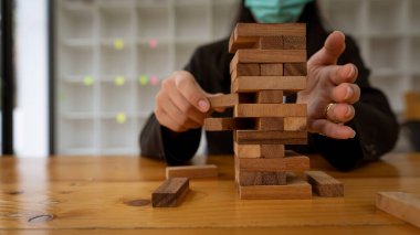 Masaya istiflenmiş tahta blokları yerleştir. Başarılı bir iş büyüme süreci için inşaat işi risk kavramları