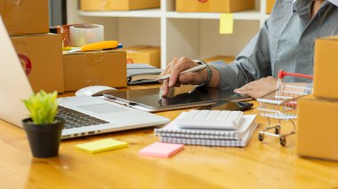 Girişimciler Küçük İşletme Bağımsız Adamlar evde çalışıyor. Ticari denetim, çevrimiçi pazarlama, paketleme, KOBİ satıcıları, konsept, e-ticaret ekibi, çevrimiçi satış için akıllı telefon ve dizüstü bilgisayar kullanın.