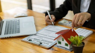 Emlakçılar, ev planı ve masa hesap makineli sözleşme belgeleri olan bir ofiste ev kiralamayı veya satın almayı tavsiye ederler..