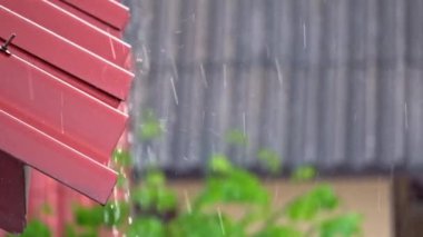 Sıcak mevsimde mevsime göre yağmur yağar.