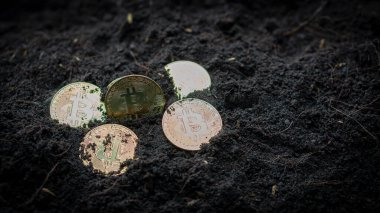 Kara zemindeki Bitcoin, madencilik konsepti. Dijital paralar