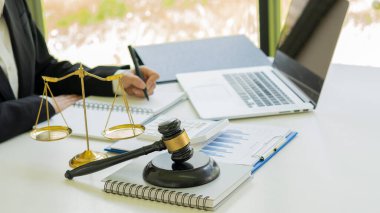 Avukat ya da yargıç danışmanı hukuk bürosunda çalışır..