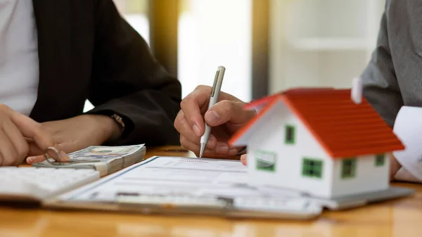 Immobilienmakler Raten Kunden Häuser Mit Vertragsunterlagen Und Laptop Auf Dem — Stockfoto