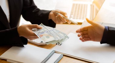 Yozlaşmış bir işadamına, başarılı bir ev projesi ve rüşvet fikrinden sonra üzerinde anlaşma sağlanan rüşveti ödemesi için bir dolar teklif edildi..