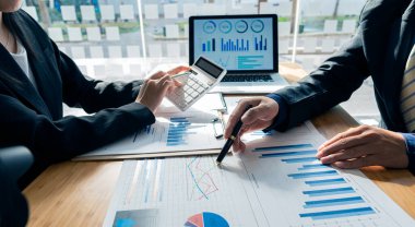 Modern bir dizüstü bilgisayarla iş adamı, muhasebe, hesaplama, analiz, çizim ve grafiksel gelir. Ve strateji fikirleri