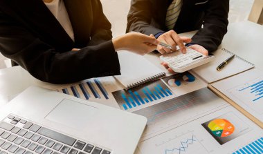 Modern bir dizüstü bilgisayarla iş adamı, muhasebe, hesaplama, analiz, çizim ve grafiksel gelir. Ve strateji fikirleri