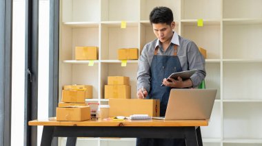 Dizüstü bilgisayarlar ve telefonlar ile çalışan küçük işletme sahipleri, iş yerinde cep telefonu ve karton kutular, küçük işletme girişimcileri, evdeki kutularla çalışan KOBİ, çevrimiçi satış, e-ticaret.