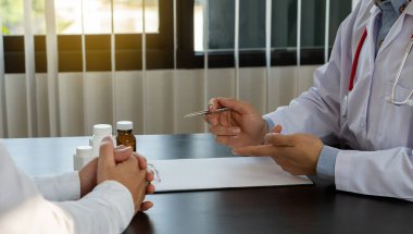 Erkek doktor konsültasyon ve tedavi sağlar, hastaları ambulanslarda sakinleştirir..