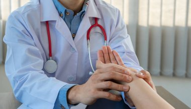 Erkek doktor konsültasyon ve tedavi sağlar, hastaları ambulanslarda sakinleştirir..