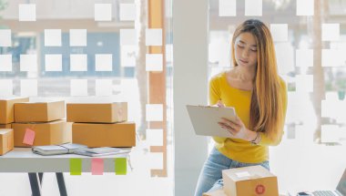 Dizüstü bilgisayarlar ve telefonlar ile çalışan küçük işletme sahipleri, iş yerinde cep telefonu ve karton kutular, küçük işletme girişimcileri, evdeki kutularla çalışan KOBİ, çevrimiçi satış, e-ticaret.