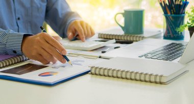 İşadamı şirketin mali belgelerini kullanıyor, veri grafiğini analiz ediyor ve evet. Büyüme hesap makinesi Finansal kavram.