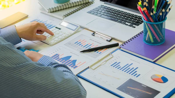 Empresário Usa Documentos Financeiros Empresa Ele Está Analisando Gráfico Dados — Fotografia de Stock